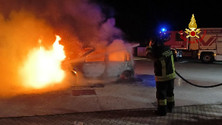 Falconara – Auto a fuoco nella notte, fiamme domate dai vigili
